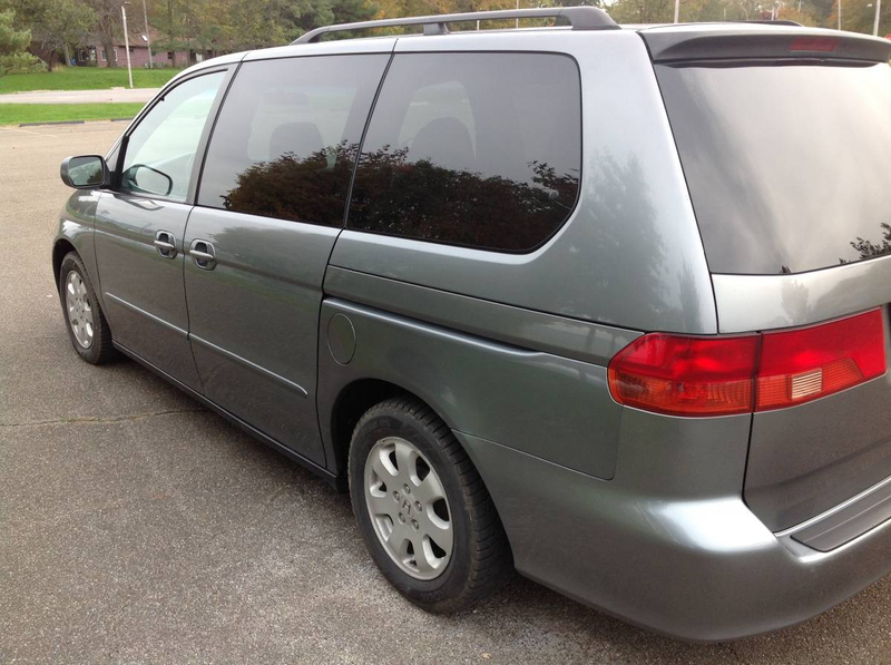 Illustration for article titled At $6,000, Would Buying This Stick Shift 2002 Honda Odyssey Be a Total Trip?